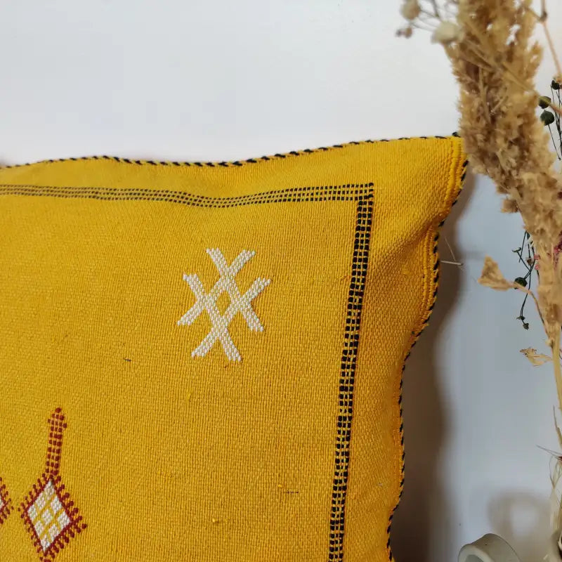 Détail artisanal du Coussin Sabra Marocain Jaune en Soie de Cactus