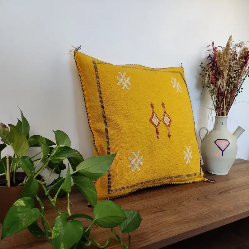 Vue angle 1 du Coussin Sabra Marocain Jaune en Soie de Cactus