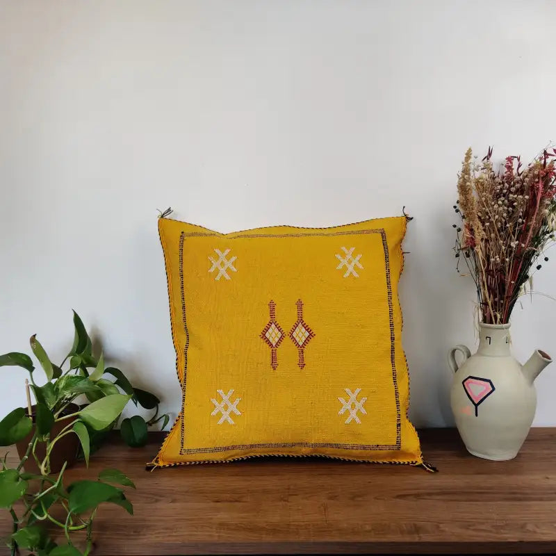 Coussin Sabra Marocain Jaune en Soie de Cactus Fait main