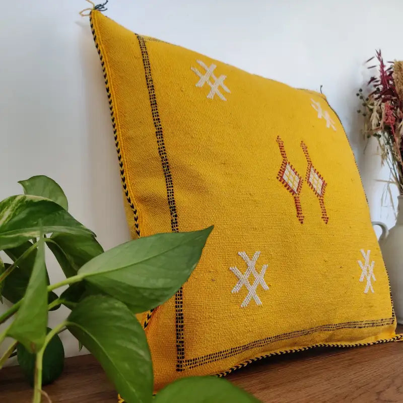 Vue approchée du Coussin Sabra Marocain Jaune en Soie de Cactus effet vintage