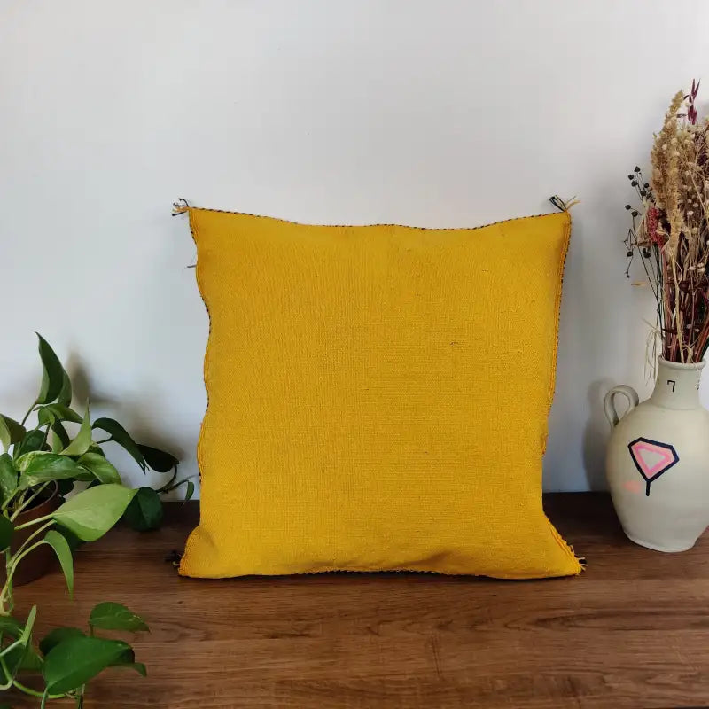 Seconde face du Coussin Sabra Marocain Jaune en Soie de Cactus