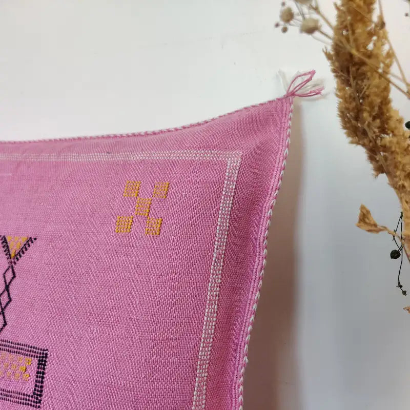Détail artisanal du Coussin Sabra Rose Soie de Cactus