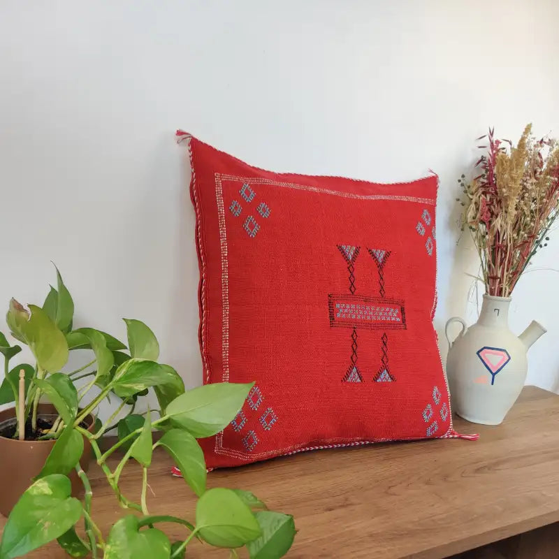 Vue angle 1 du Coussin berbère Rouge en Soie de Cactus