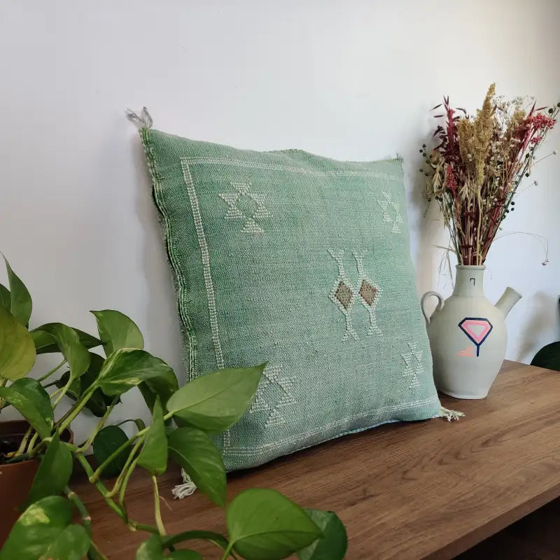 Vue angle 1 du Coussin Sabra Vert vintage en Soie de cactus fait main