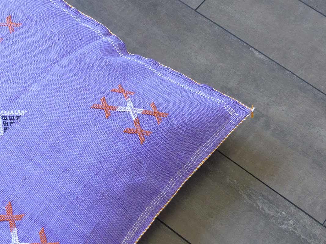 coussin soie de cactus violet