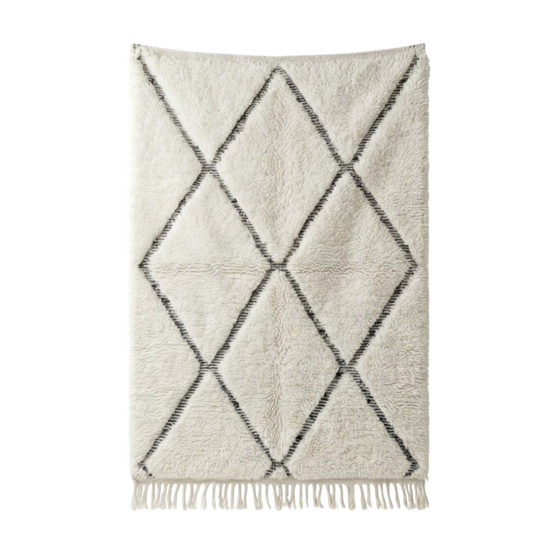 Petit tapis berbère blanc à losanges creusés de style ethnique avec des franges décoratives.
