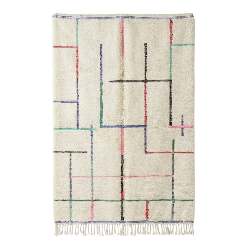 Grand tapis berbère graphique coloré parsemé de lignes multicolores et agrémenté de franges.
