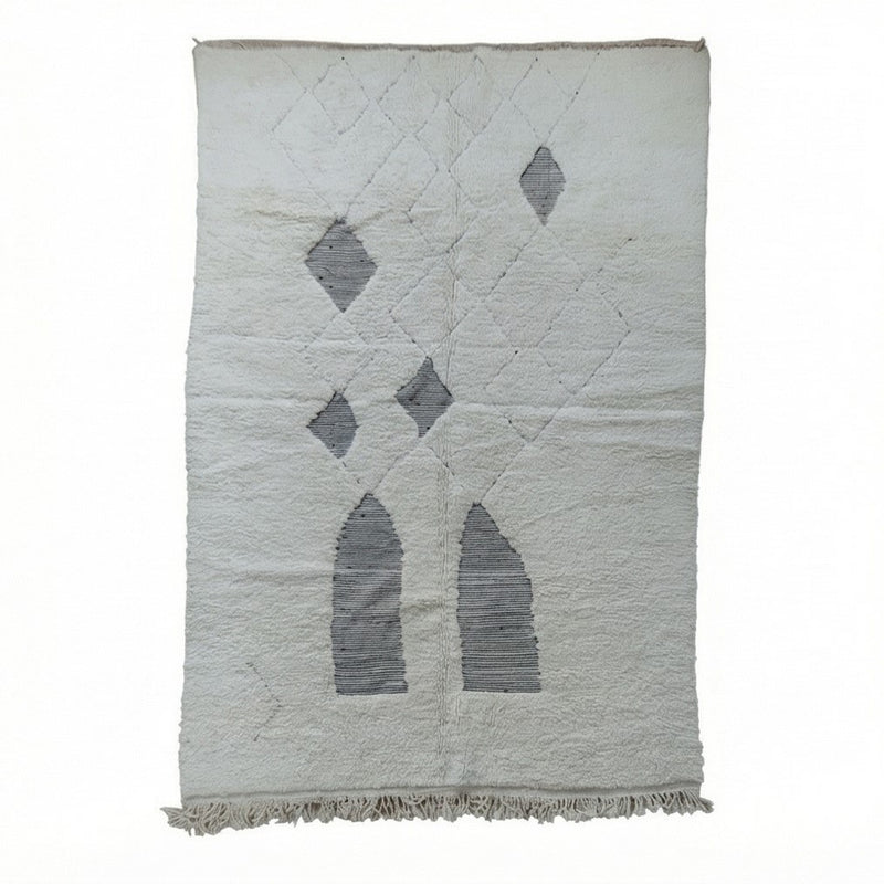 Grand tapis berbère abstrait blanc, de motifs losanges gris et formes géométriques.