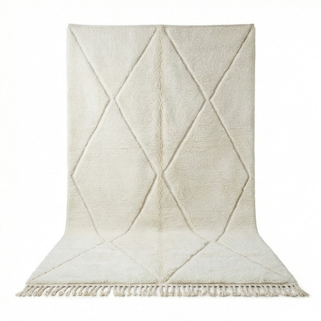 Grand tapis berbère blanc, de motifs losanges en relief et franges décoratives.

