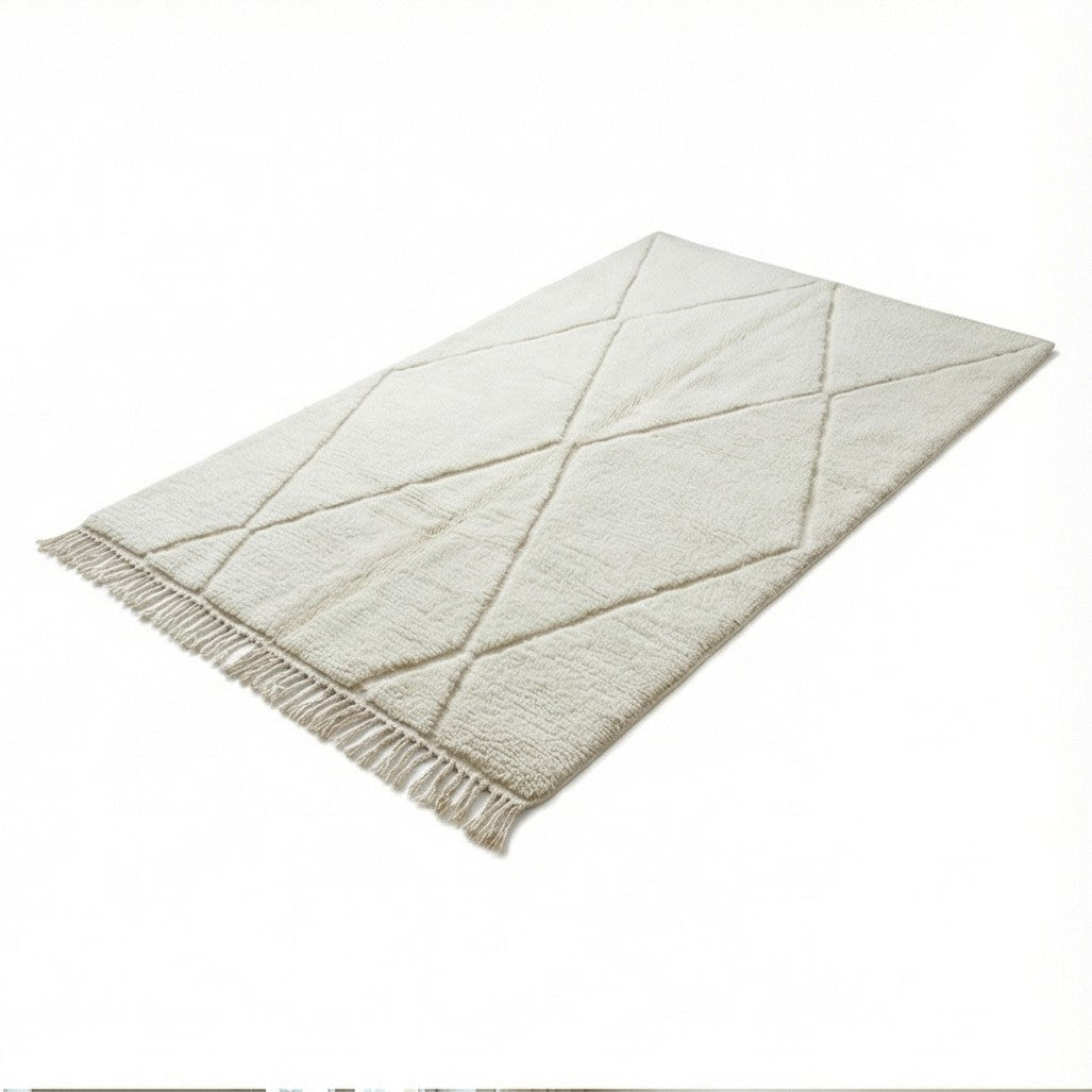 Grand tapis berbère blanc de 200x300 cm, à motifs géométriques en relief et franges décoratives.