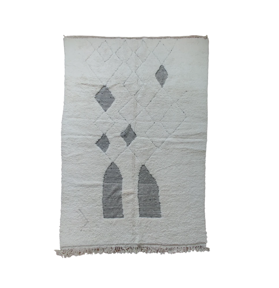 tapis berbere blanc avec des motifs abstrait