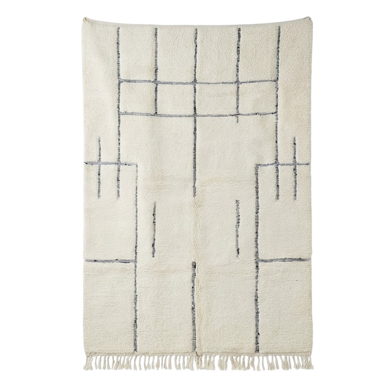 Grand tapis berbère en laine à motif graphique, avec franges décoratives.
