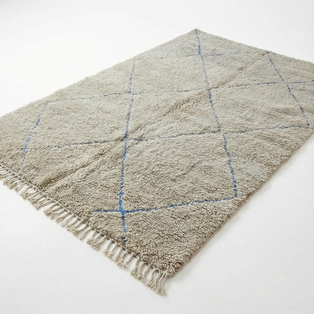Grand tapis berbère gris à losanges bleus de 200x300 cm, avec une texture épaisse et des franges décoratives.
