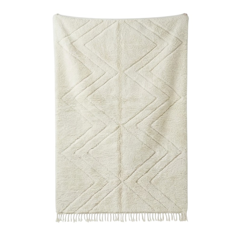 Grand tapis marocain blanc à motif ZigZag, de texture moelleuse et à franges décoratives.