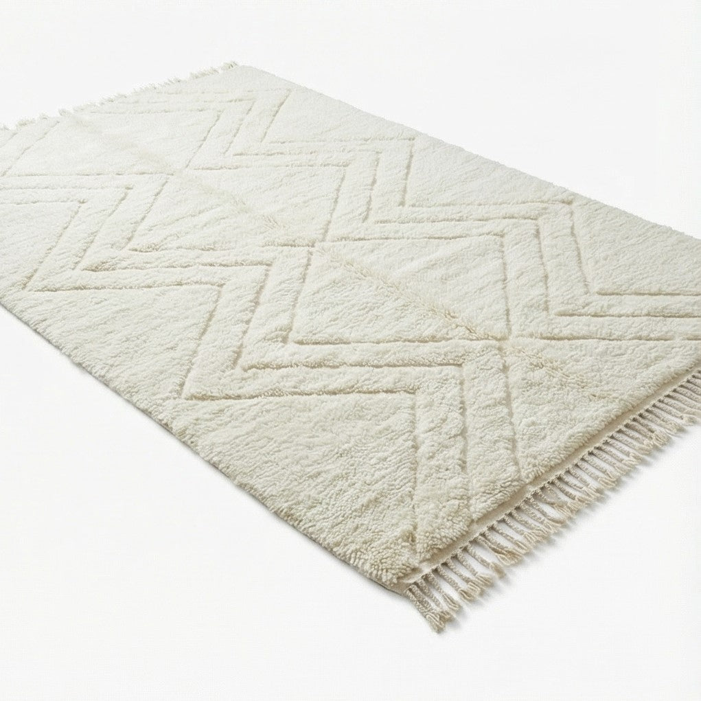Grand tapis marocain blanc, ZigZag, de motif géométrique texturé et frangé.

