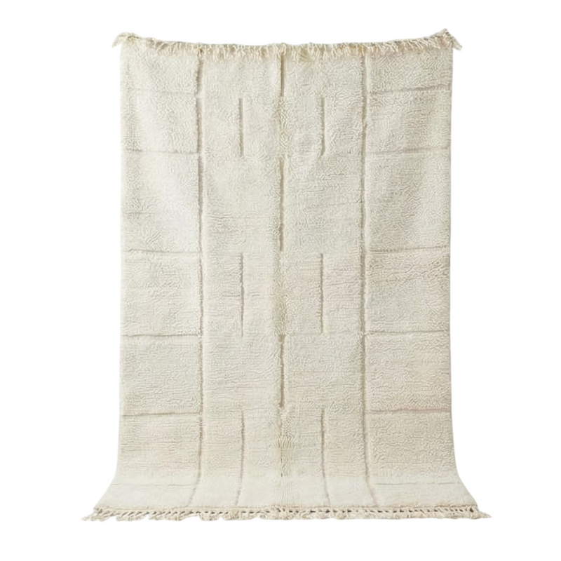 Grand tapis marocain blanc graphique de 200x300 cm, avec un motif géométrique en relief et des franges décoratives.
