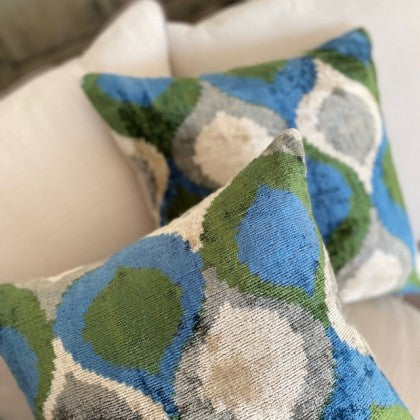 deux coussins en velours style ikat