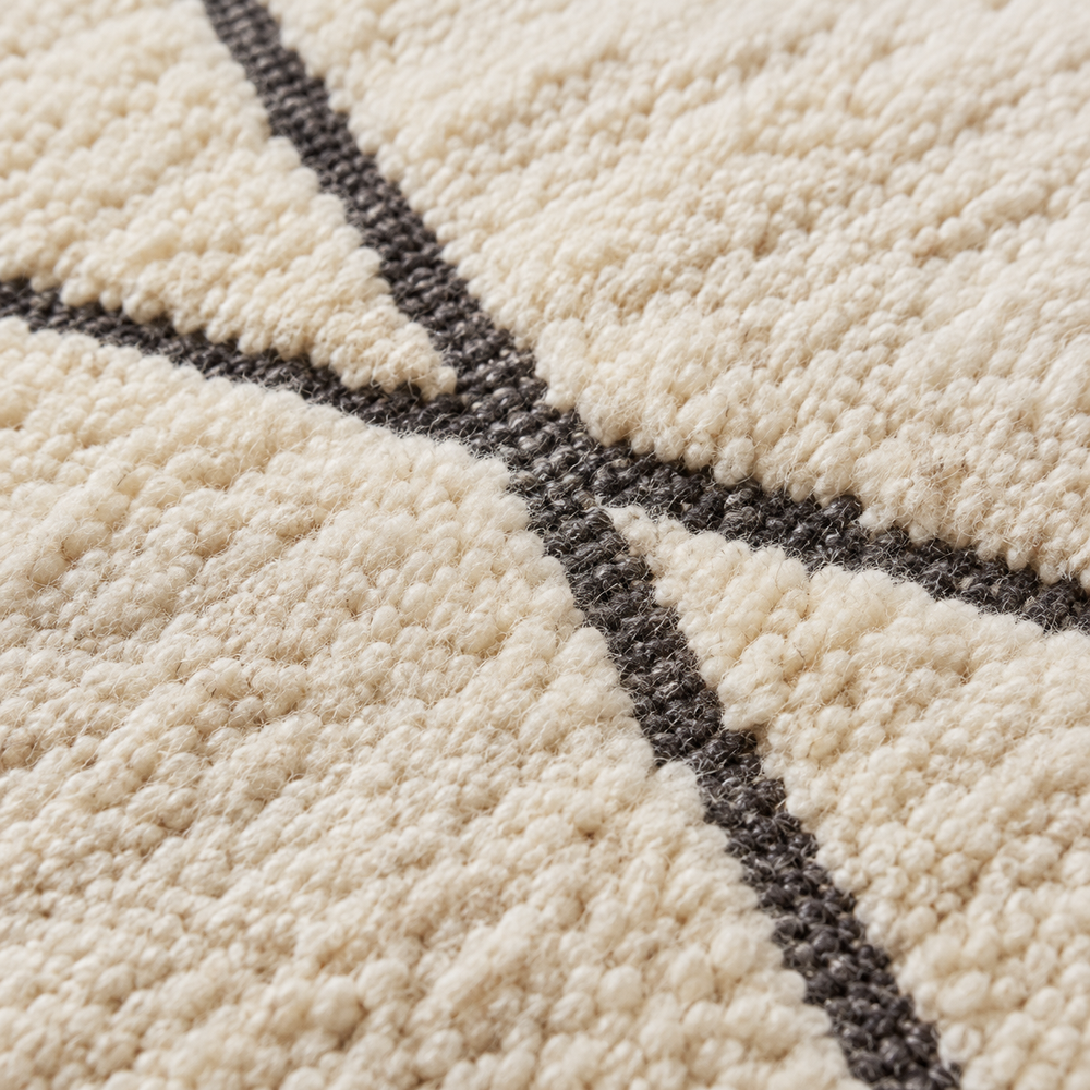 Détail de la laine écrue et des lignes noires du tapis Béni Ouarain