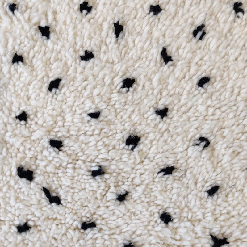 Détail du motif à pois noirs sur le tapis Beni Ouarain, mettant en valeur l'artisanat marocain.