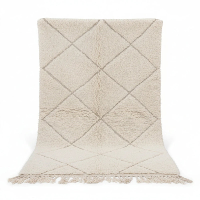Petit tapis marocain blanc Aya à motif losanges géométrique.