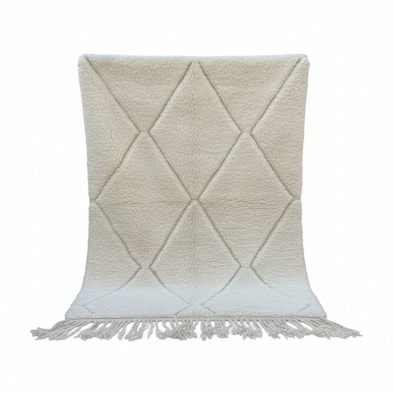 Tapis berbère blanc à losanges by with franges, présentant un motif texturé et un dégradé de couleur.
