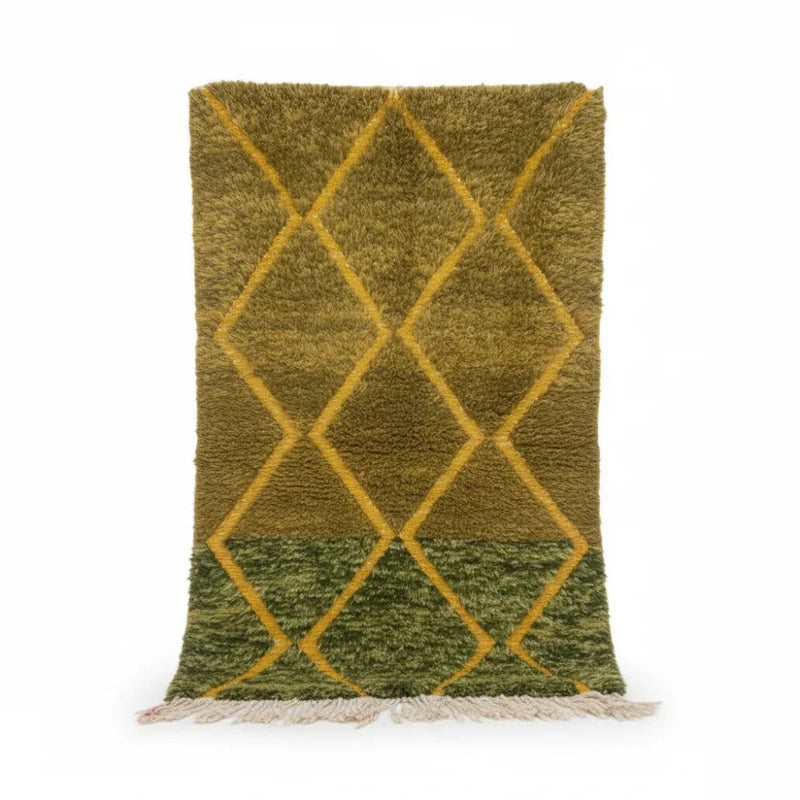 Petit tapis berbère vert avec motif à losanges jaunes, de texture épaisse et à franges