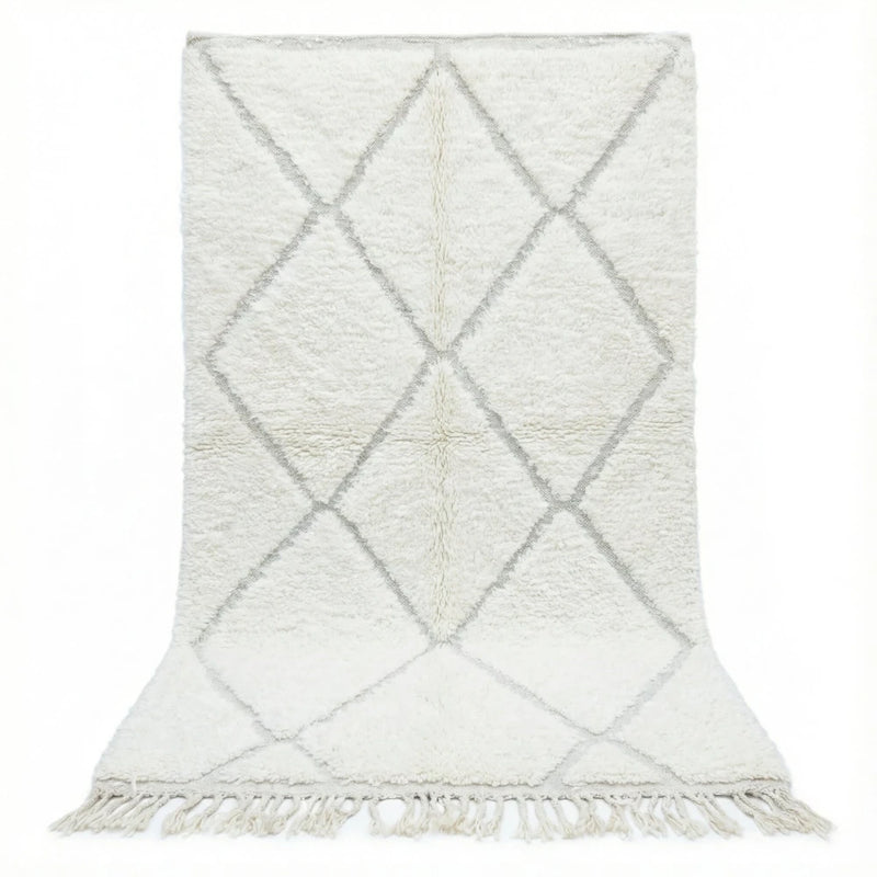 Petit tapis berbère blanc à motif losange, de texture épaisse avec des franges.
