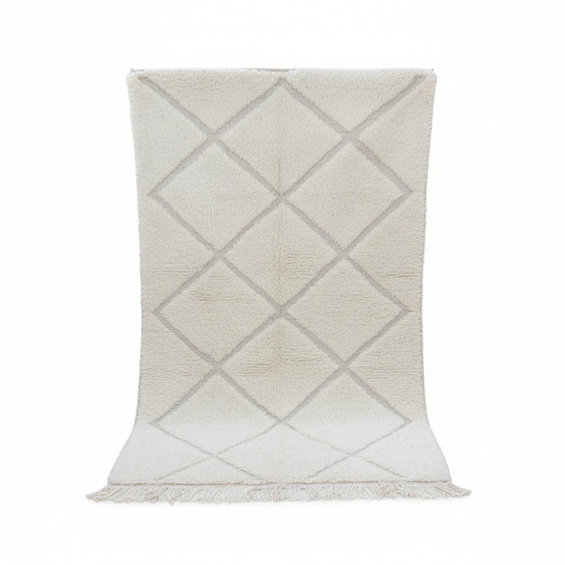 Petit tapis berbère blanc à losanges, de motif géométrique en relief et franges décoratives.