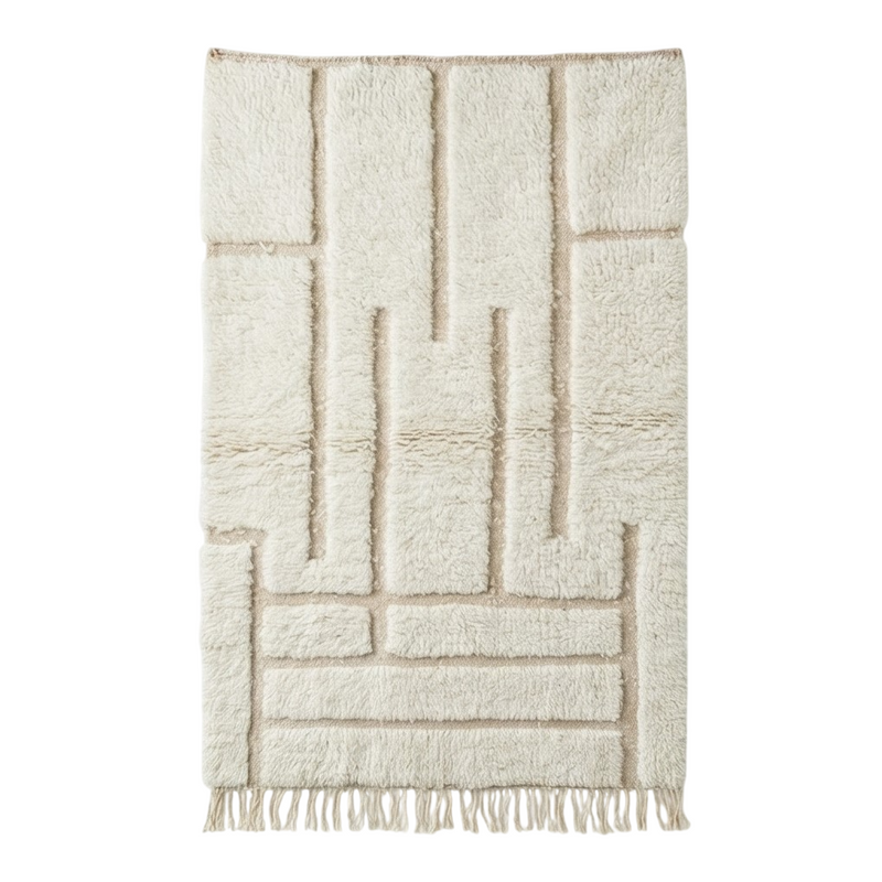 Petit tapis berbère blanc à motifs graphiques de style ethnique avec des franges.
