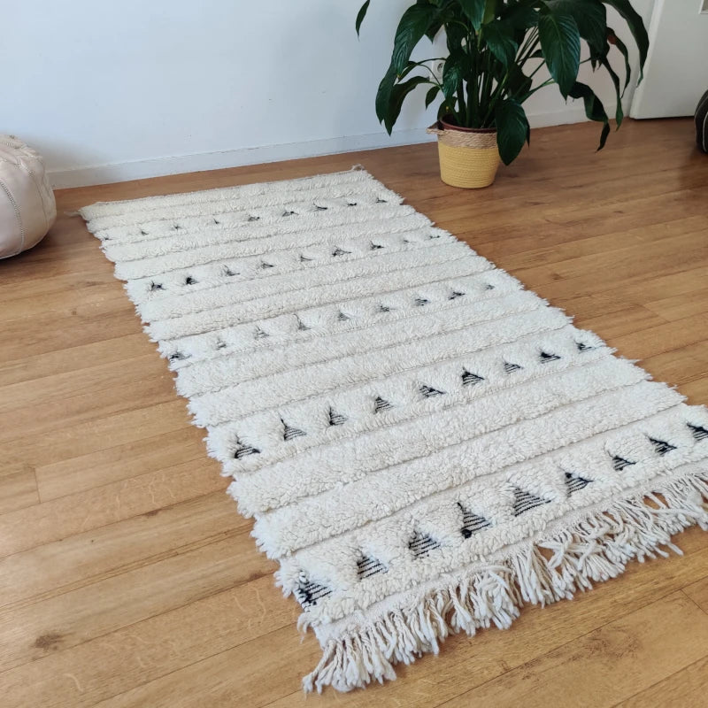 Tapis en laine berbère de petite taille orné de motifs ethniques traditionnels.