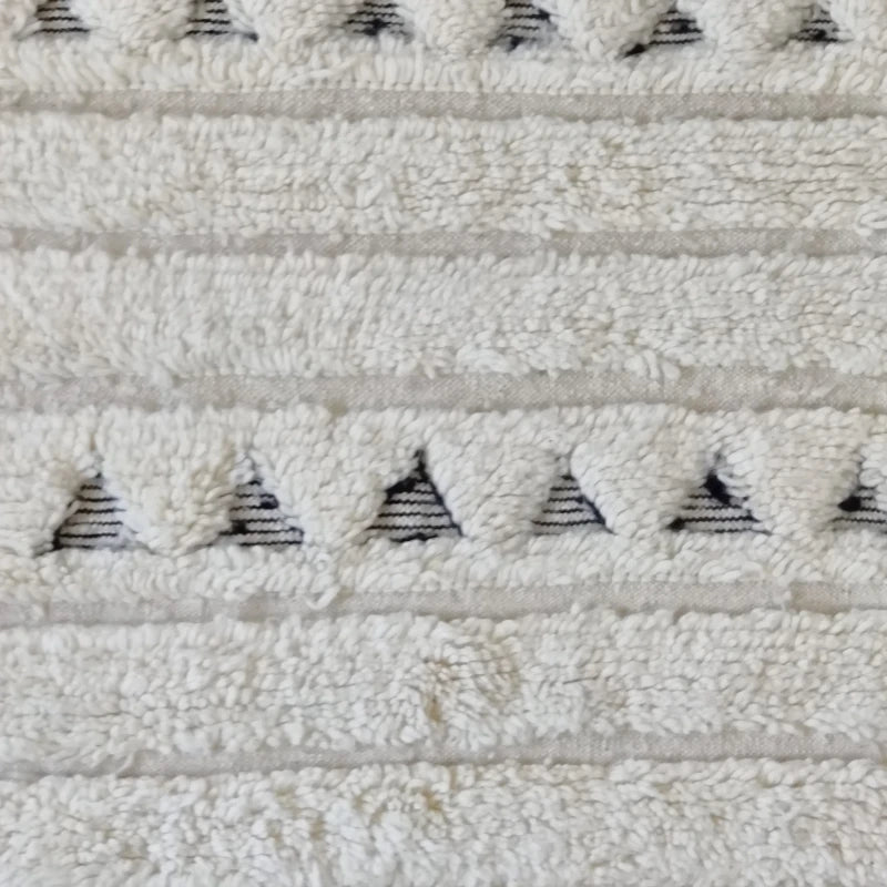 Détail des motifs ethniques sur tapis berbère Beni Ouarain en laine.