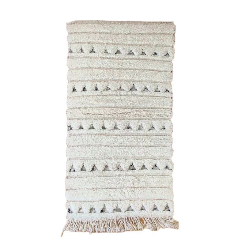 Petit tapis berbère Beni Ouarain en laine avec motifs ethniques.