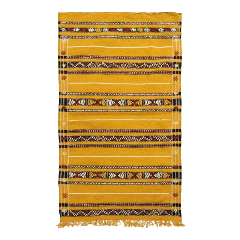 Petit tapis berbère jaune, ethnique, de style traditionnel, à rayures blanches et motifs géométriques.
