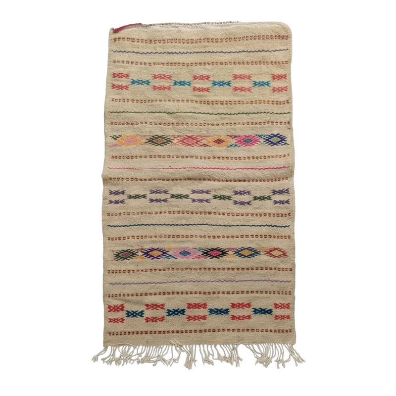 Petit tapis Kilim beige de style bohème avec motifs colorés et franges.
