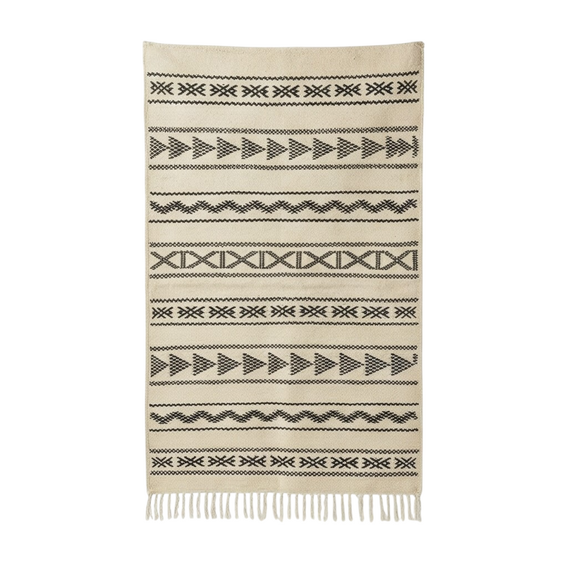 Petit tapis Kilim tribal beige avec motifs graphiques noirs, de style ethnique.