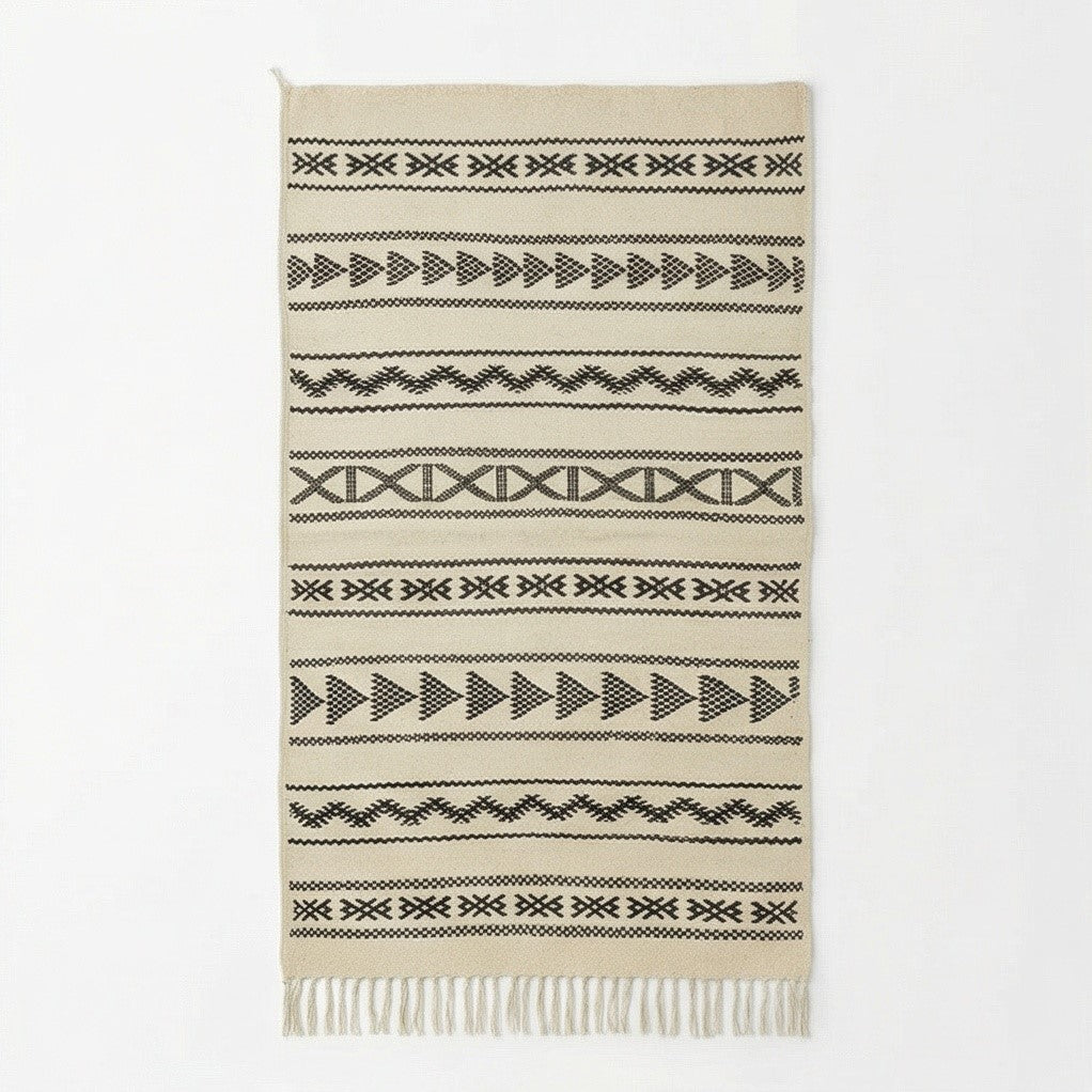 Petit tapis Kilim tribal beige, de motif géométrique noir, de style ethnique.