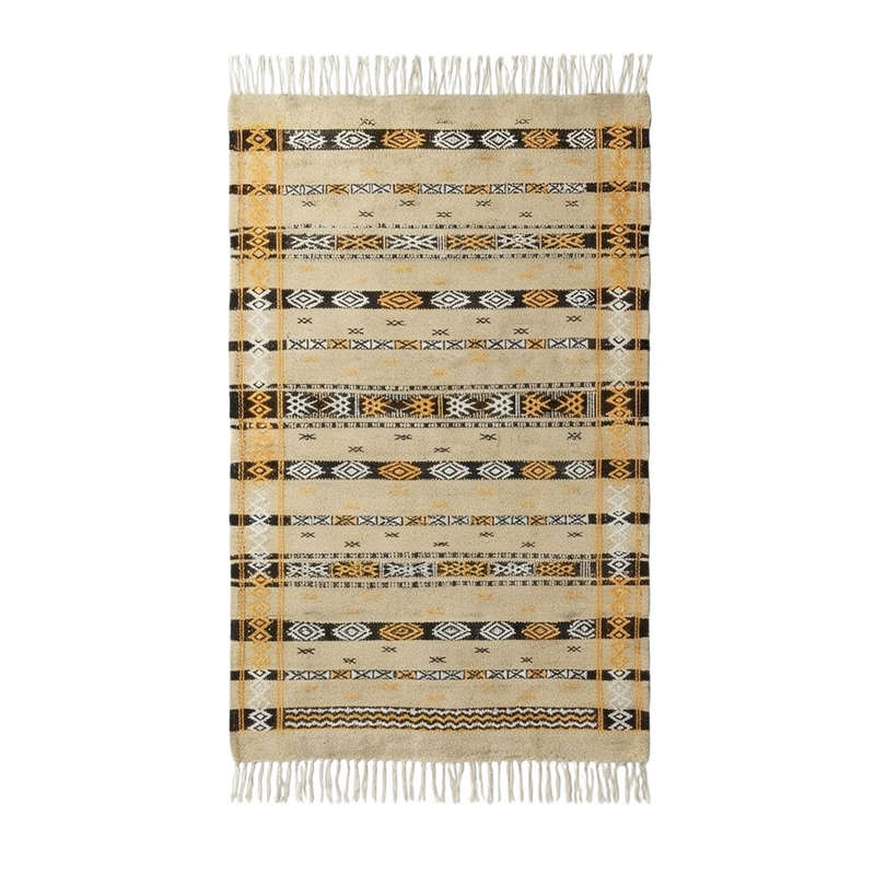 Petit tapis berbère ethnique beige parsemé de motifs ethniques noirs et jaunes, avec des franges blanches.
