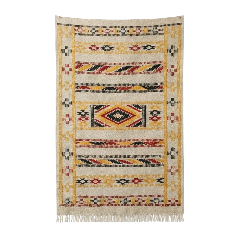 Petit tapis Kilim marocain rectangulaire beige avec motifs géométriques jaunes, noirs et rouges et franges.