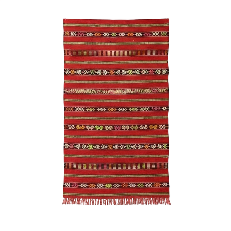 Petit tapis kilim rouge marocain par 85x165 cm, à rayures horizontales et motifs géométriques.