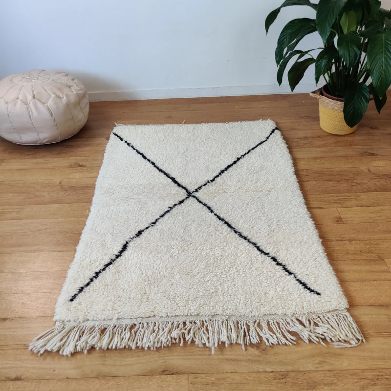 Tapis artisanal marocain compact avec motifs de croix noires esthétique authentique berbère