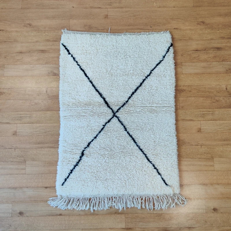 Tapis d'accent marocain en laine croix noires distinctives sur tissage beige fait à la main