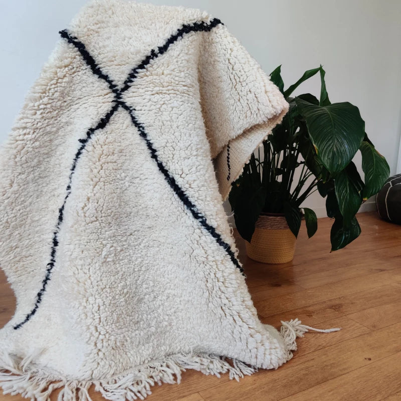 Élégant petit tapis marocain laine douce avec croix noires accessoire déco ethnique chic