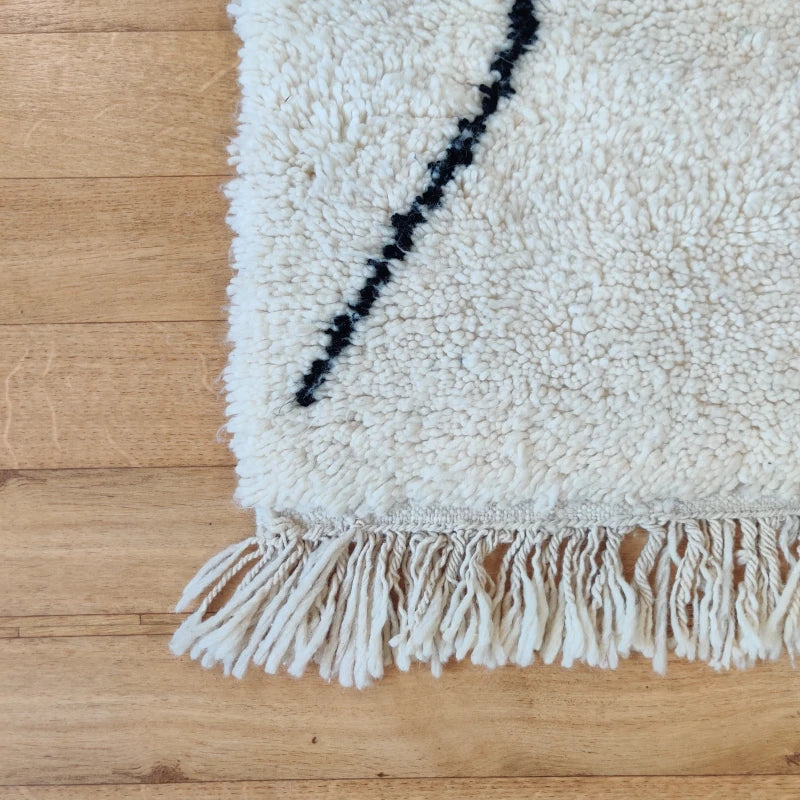 Tapis berbère fait main détail de croix noires sur fond écrue parfait pour une touche ethnique