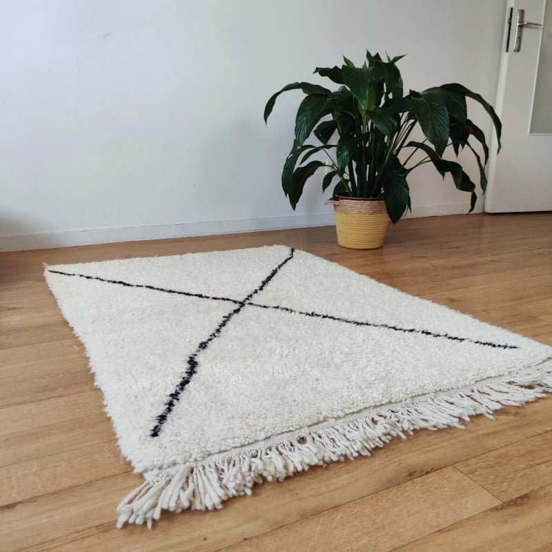 Vue latérale de petit tapis marocain mettant en évidence la texture et la qualité de la laine