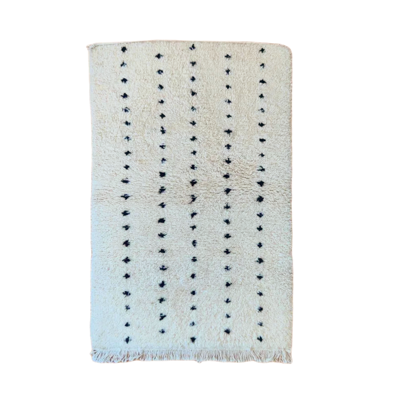 Petit tapis Beni Ouarain en laine avec motif de pois noirs alignés, artisanat marocain.