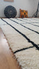 tapis marocain au motifs noirs