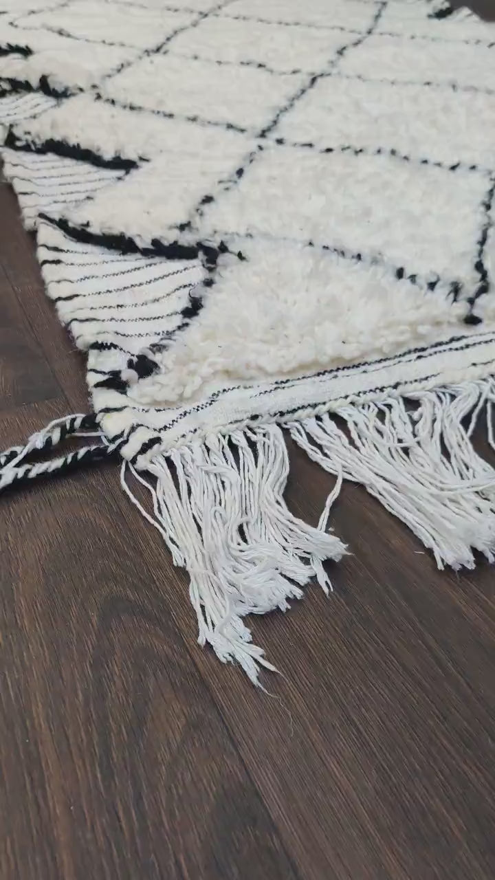 le tapis berbere blanc et noir en video