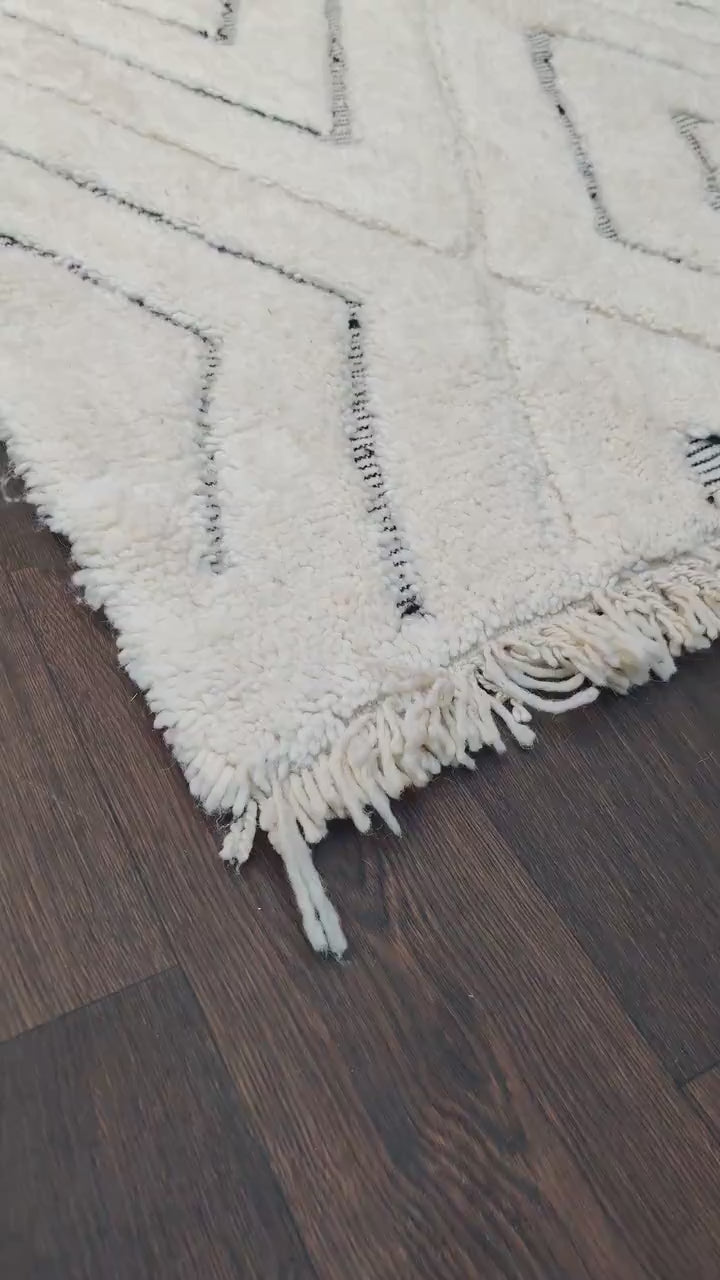 video du tapis berbere a losange noir et blanc