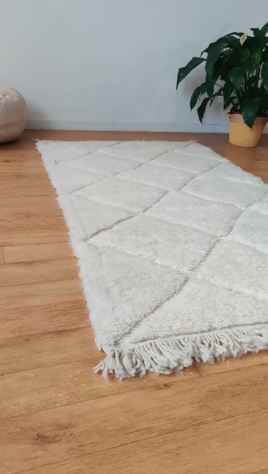 Vidéo Présentant le Tapis Berbère Losanges Blancs en Détail