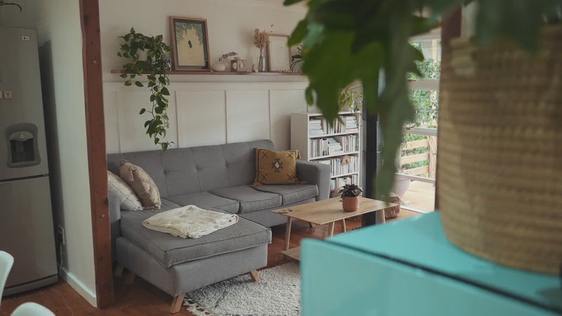 Salon avec un tapis et un coussin berbère